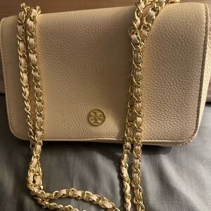 Tory Burch Cream pink Pebbled Leather Crossbody with Gold Chain
Beautiful bag